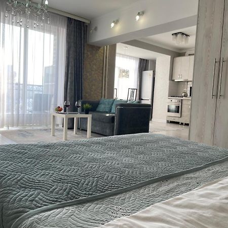 Apartment In The Heart Of The City Almaty Eksteriør bilde