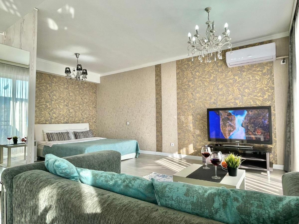 Apartment In The Heart Of The City Almaty Eksteriør bilde