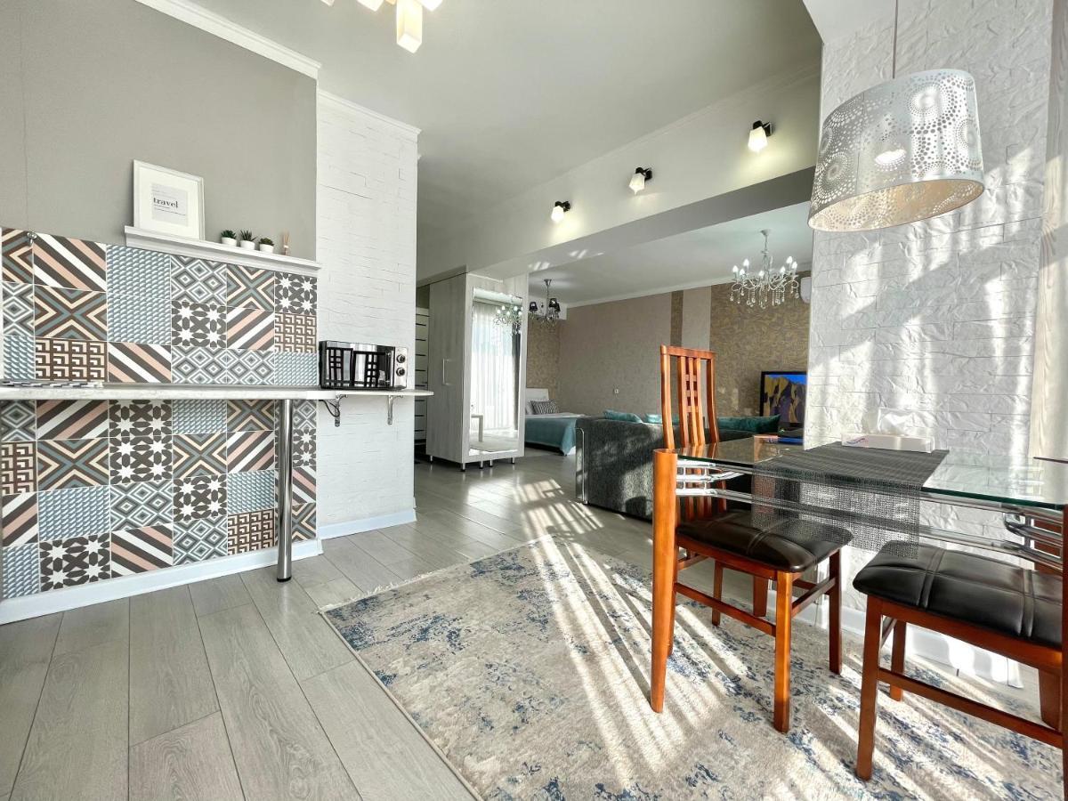 Apartment In The Heart Of The City Almaty Eksteriør bilde