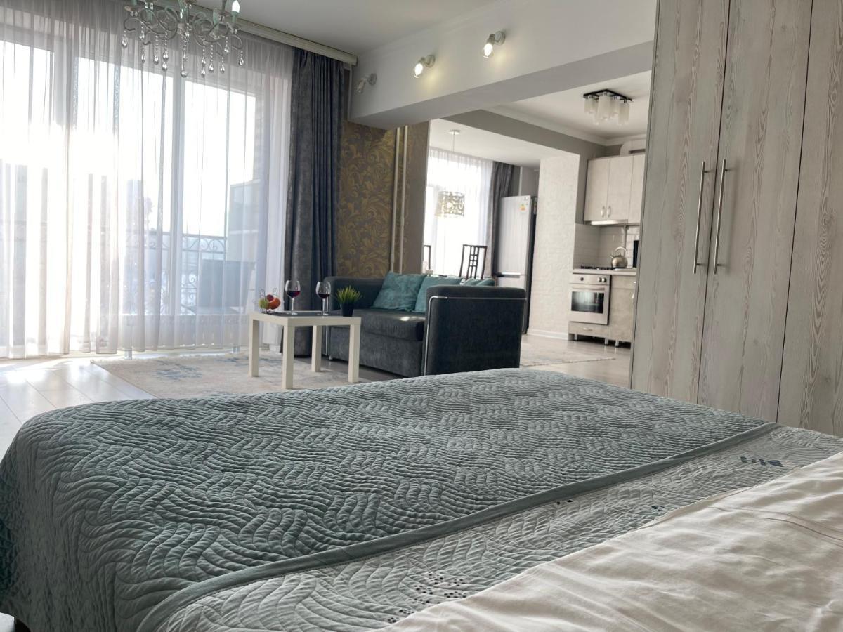 Apartment In The Heart Of The City Almaty Eksteriør bilde