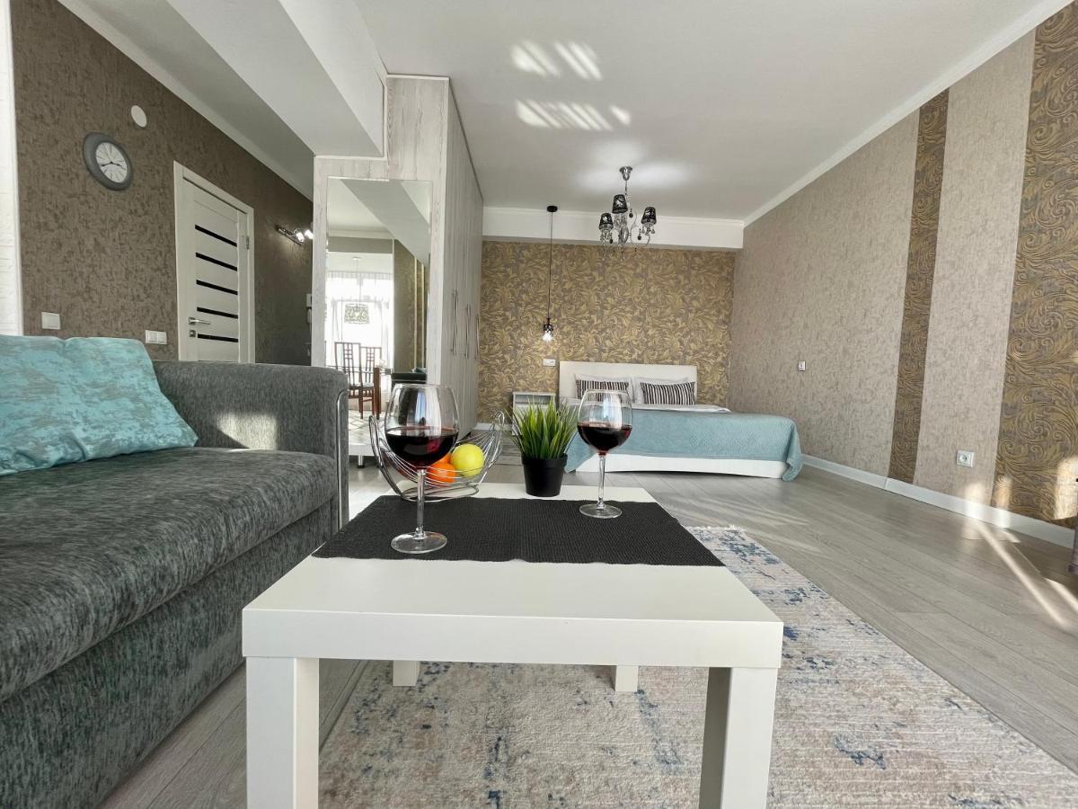 Apartment In The Heart Of The City Almaty Eksteriør bilde