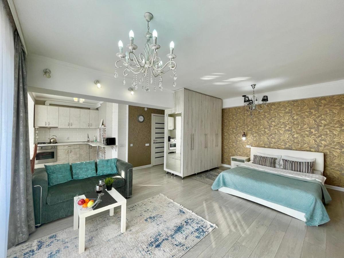 Apartment In The Heart Of The City Almaty Eksteriør bilde