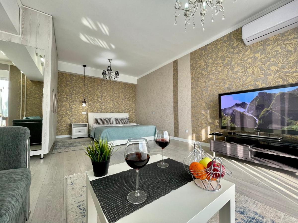 Apartment In The Heart Of The City Almaty Eksteriør bilde