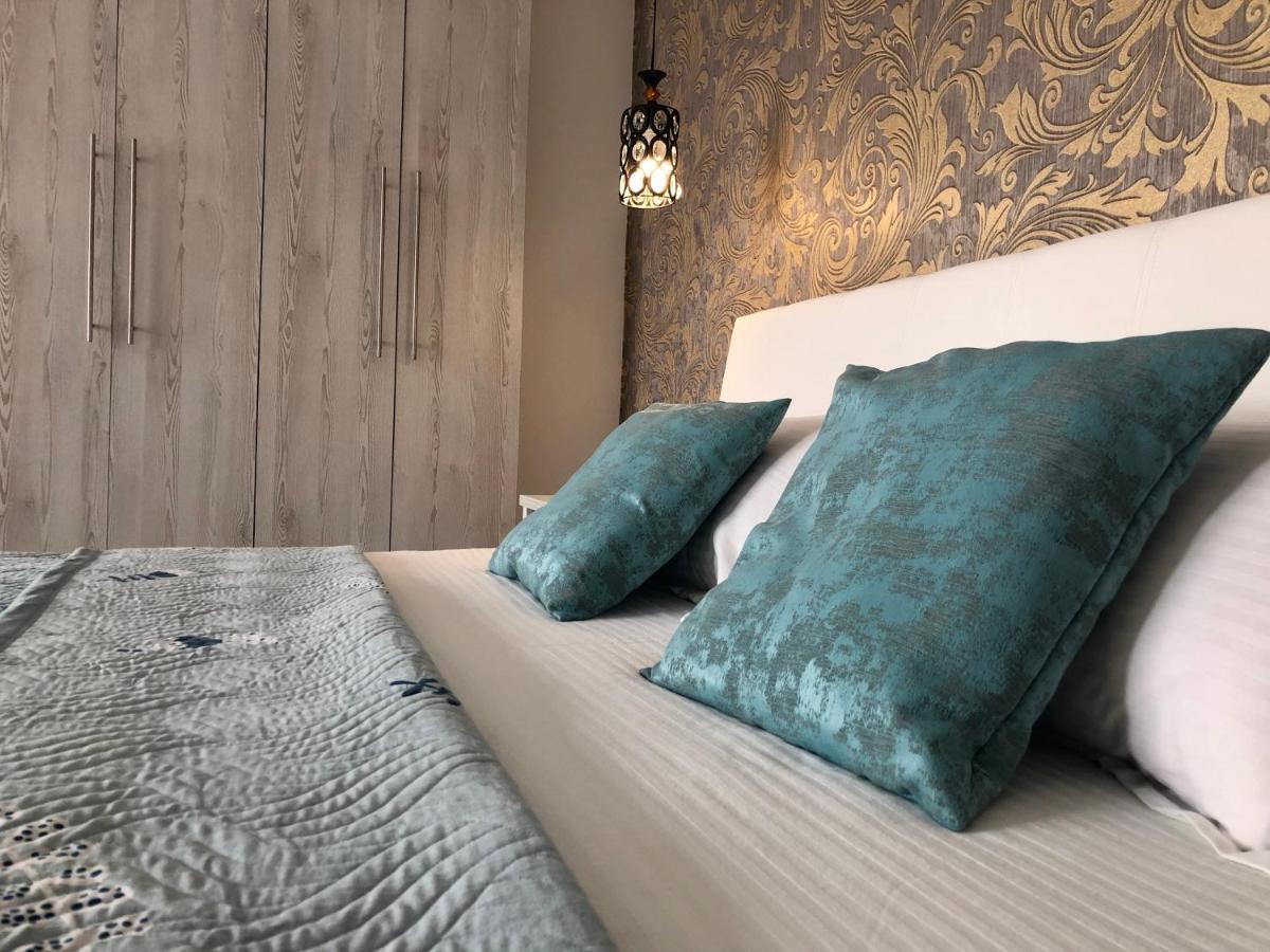 Apartment In The Heart Of The City Almaty Eksteriør bilde