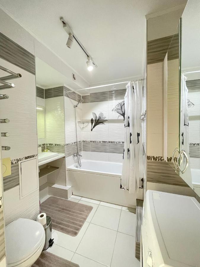Apartment In The Heart Of The City Almaty Eksteriør bilde