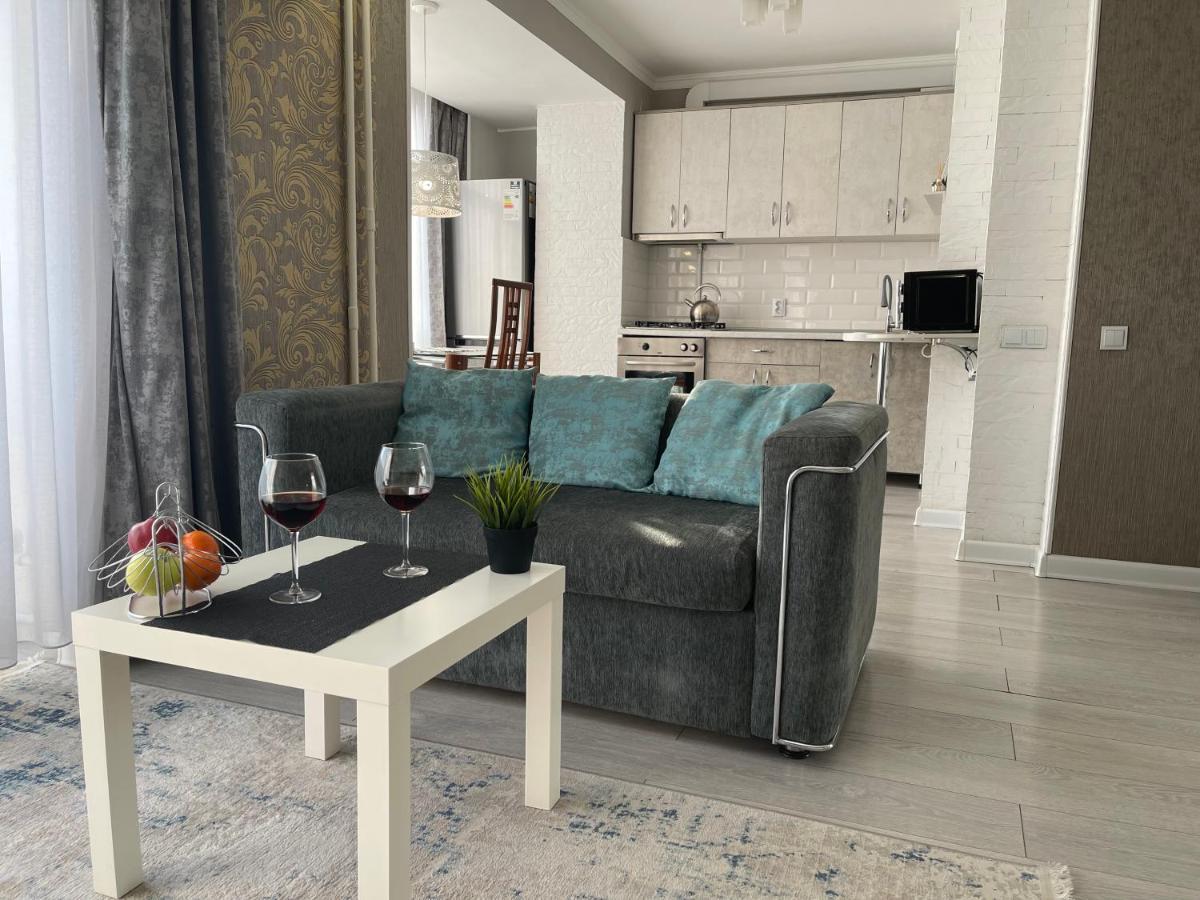 Apartment In The Heart Of The City Almaty Eksteriør bilde