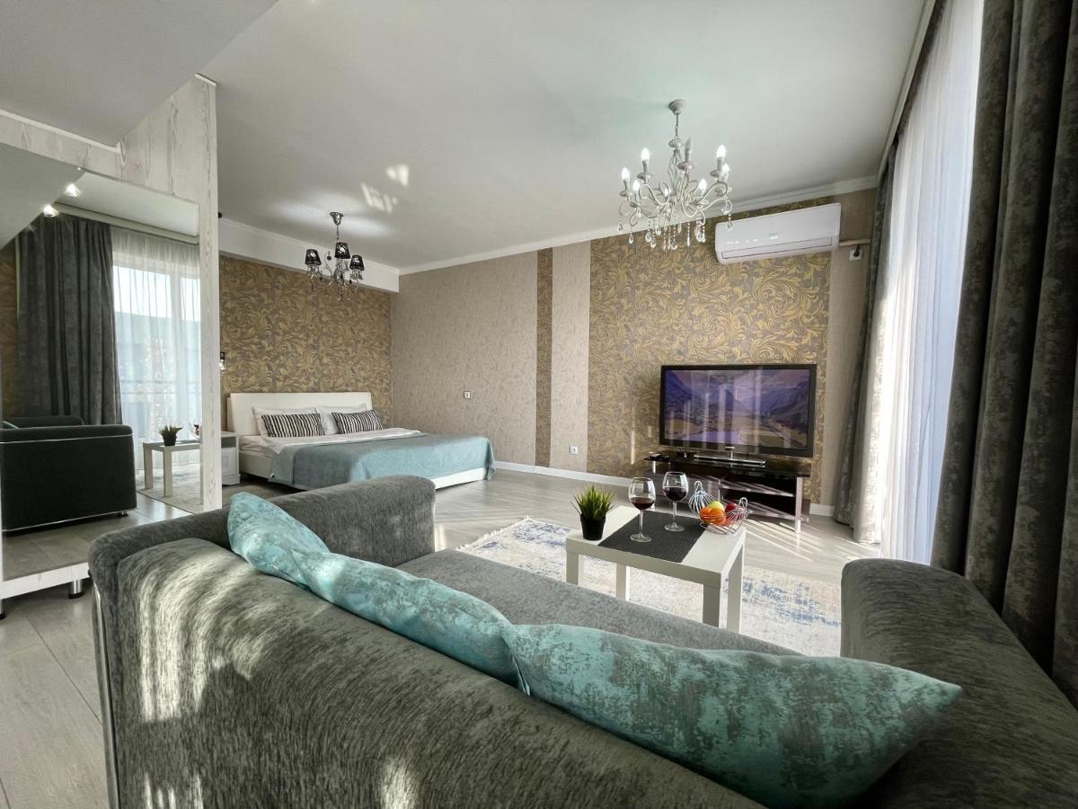 Apartment In The Heart Of The City Almaty Eksteriør bilde