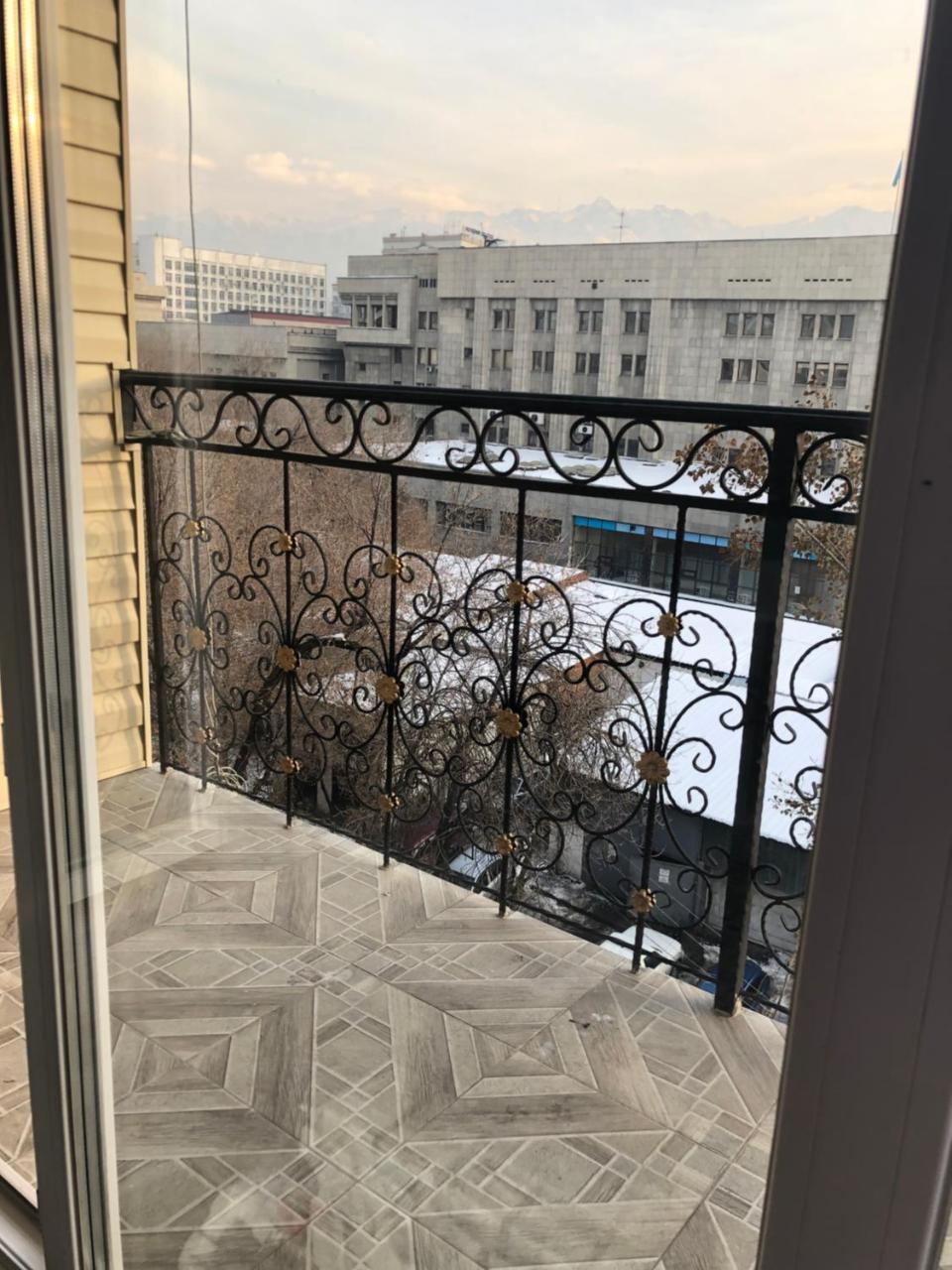 Apartment In The Heart Of The City Almaty Eksteriør bilde